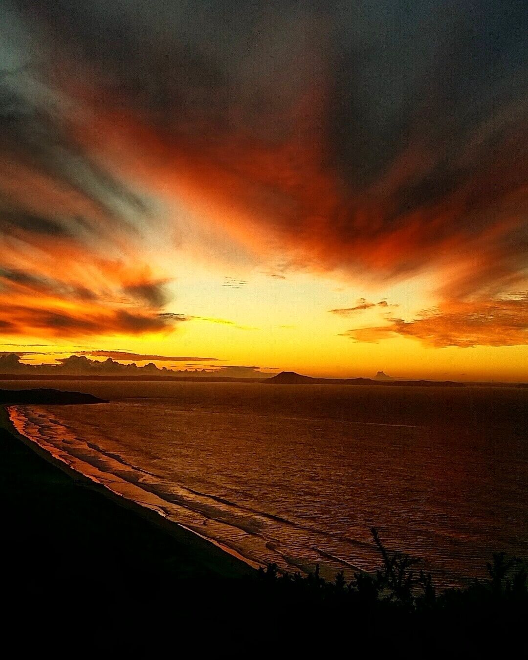 I took my partner up Puheke to be able to catch the sunset. I've never been at this time of the evening, and I'm so glad we went! Magnificent cloud formations that just so happen to brighten up Mt Camel in the background. Beautiful!
#sunset