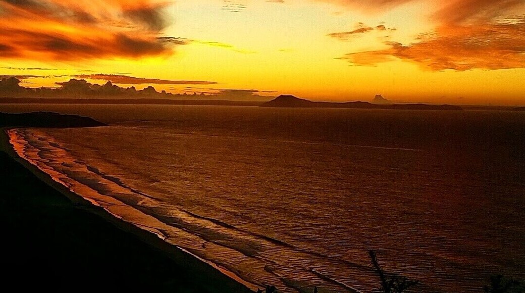 I took my partner up Puheke to be able to catch the sunset. I've never been at this time of the evening, and I'm so glad we went! Magnificent cloud formations that just so happen to brighten up Mt Camel in the background. Beautiful!
#sunset