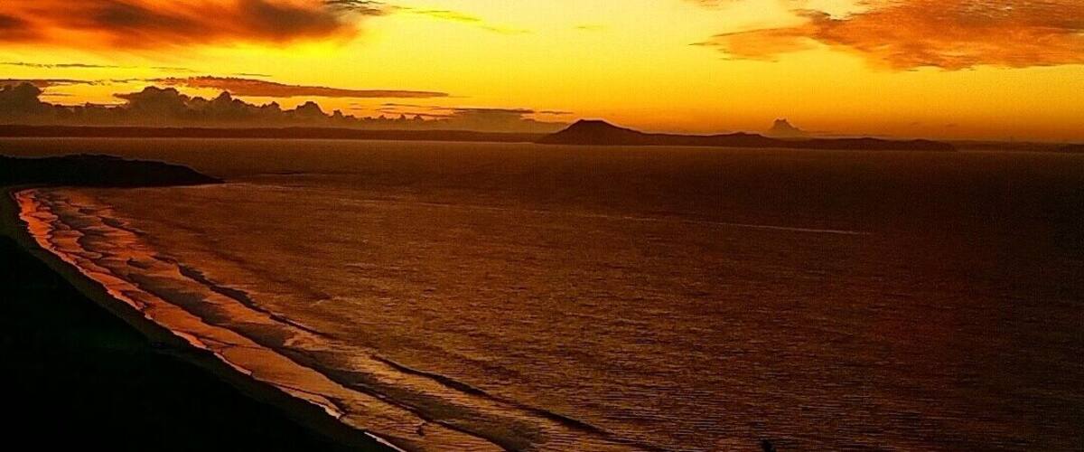 I took my partner up Puheke to be able to catch the sunset. I've never been at this time of the evening, and I'm so glad we went! Magnificent cloud formations that just so happen to brighten up Mt Camel in the background. Beautiful!
#sunset