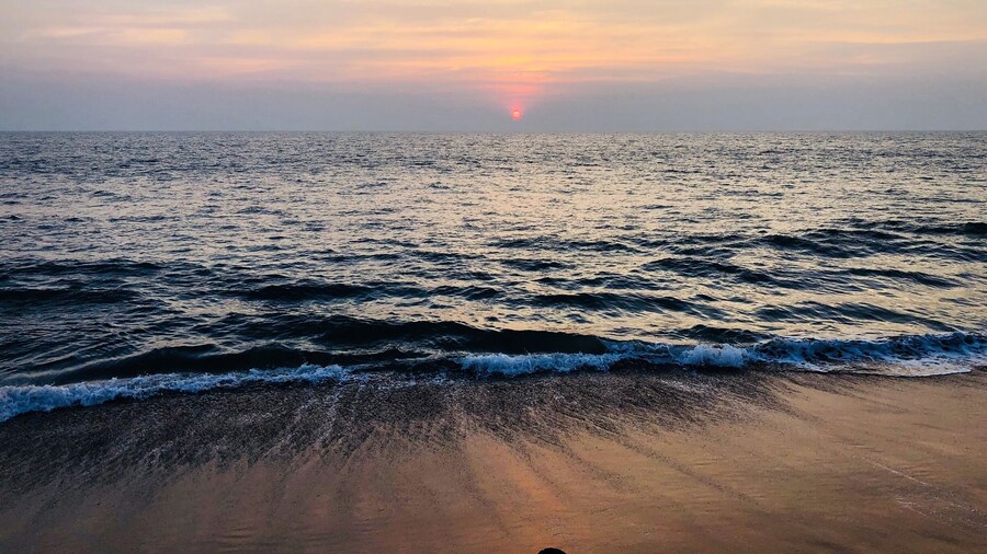 One of the fiercely sucking-in beaches. This one is said to be a dwelling of jelly fishes and therefore is refrained for public use. However, fishermen do take their boats here