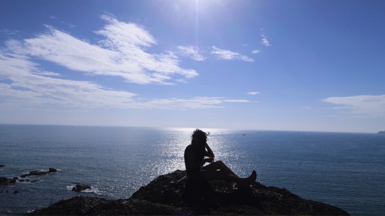 A fellow traveller asked me to definitely make a stop here and another graciously offered to accompany. After going back and forth the same road twice, missing the narrow exit that we were supposed to take, we finally reached this hill top above the beach and we were so glad to have started this way!



Cola beach is undoubtedly beautiful but this here was something to die for.



Shot from: #fellowtravellers



#travel #goa #colabeach #sunsets #horizon #ocean #silhouette #idyllic #love #canonshots #sassilysolo