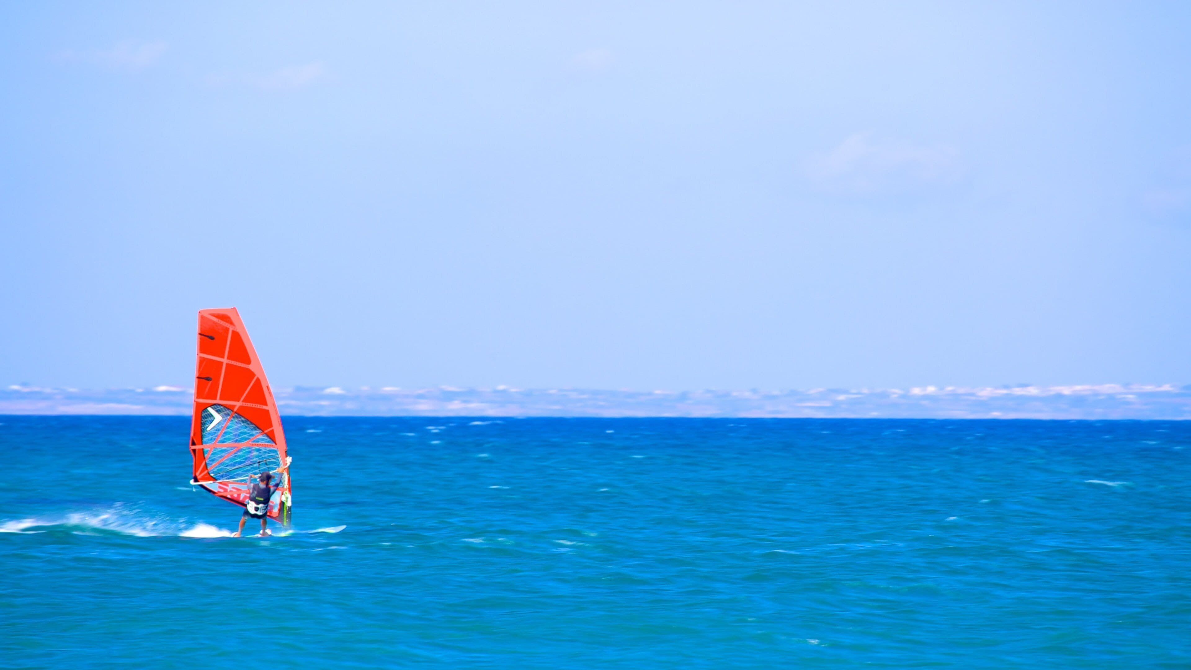 Larnaca og omegn og byder på windsurfing, tropiske områder og surfing