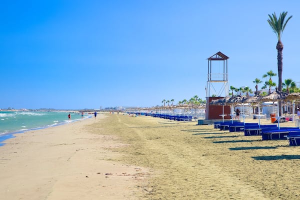 Larnaca og omegn som omfatter en kystby, et luksushotel eller -resort og en strand