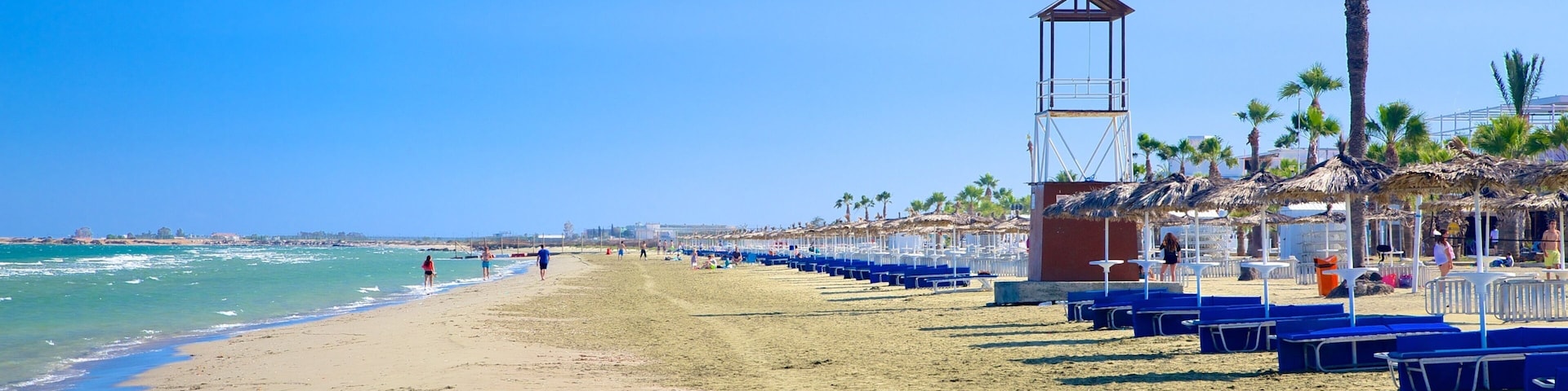 Larnaca có tính năng thị trấn duyên hải, khách sạn sang trọng hoặc resort và quang cảnh miền nhiệt đới