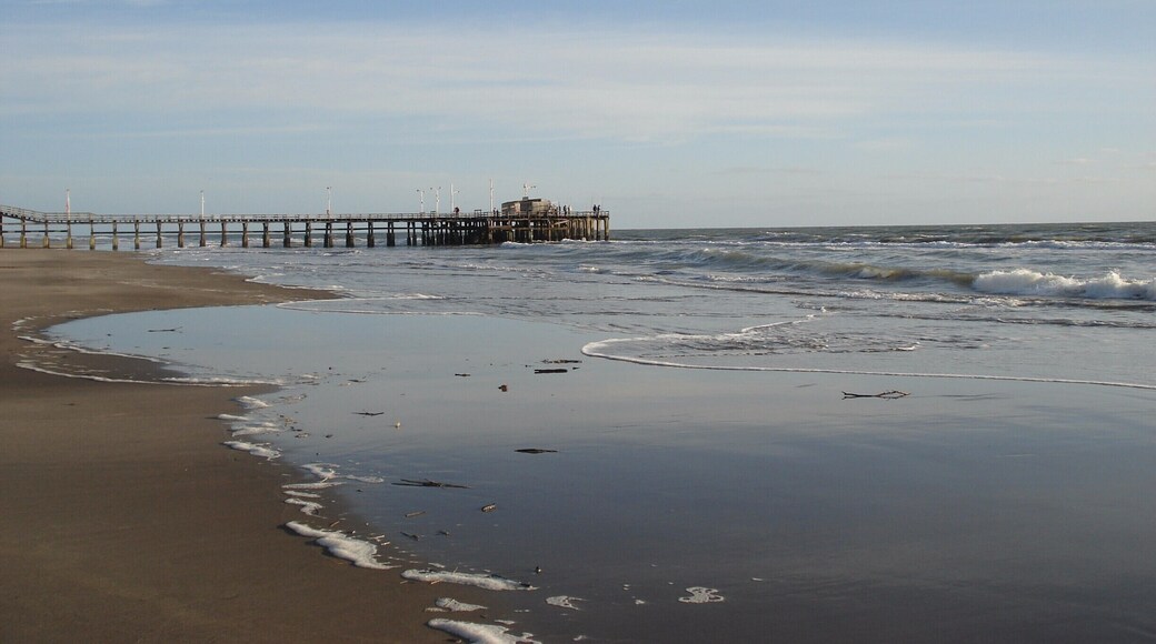 Pier of Mar de Tuyú Sea and its beach so spacious
