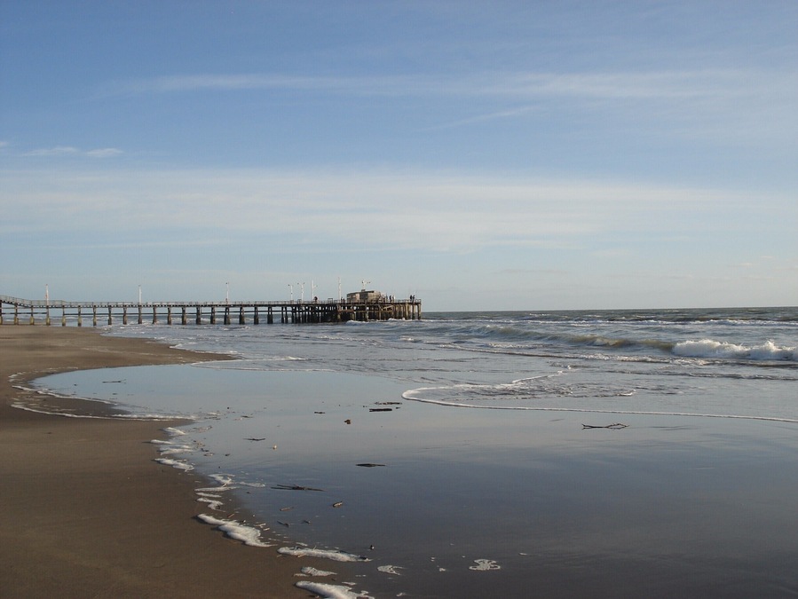 Pier of Mar de Tuyú Sea and its beach so spacious