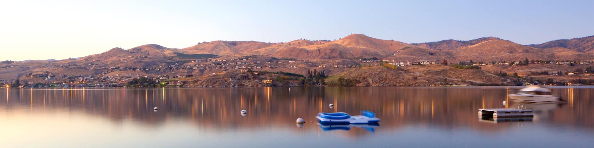 Lake Chelan mostrando escenas tranquilas, un lago o abrevadero y una puesta de sol