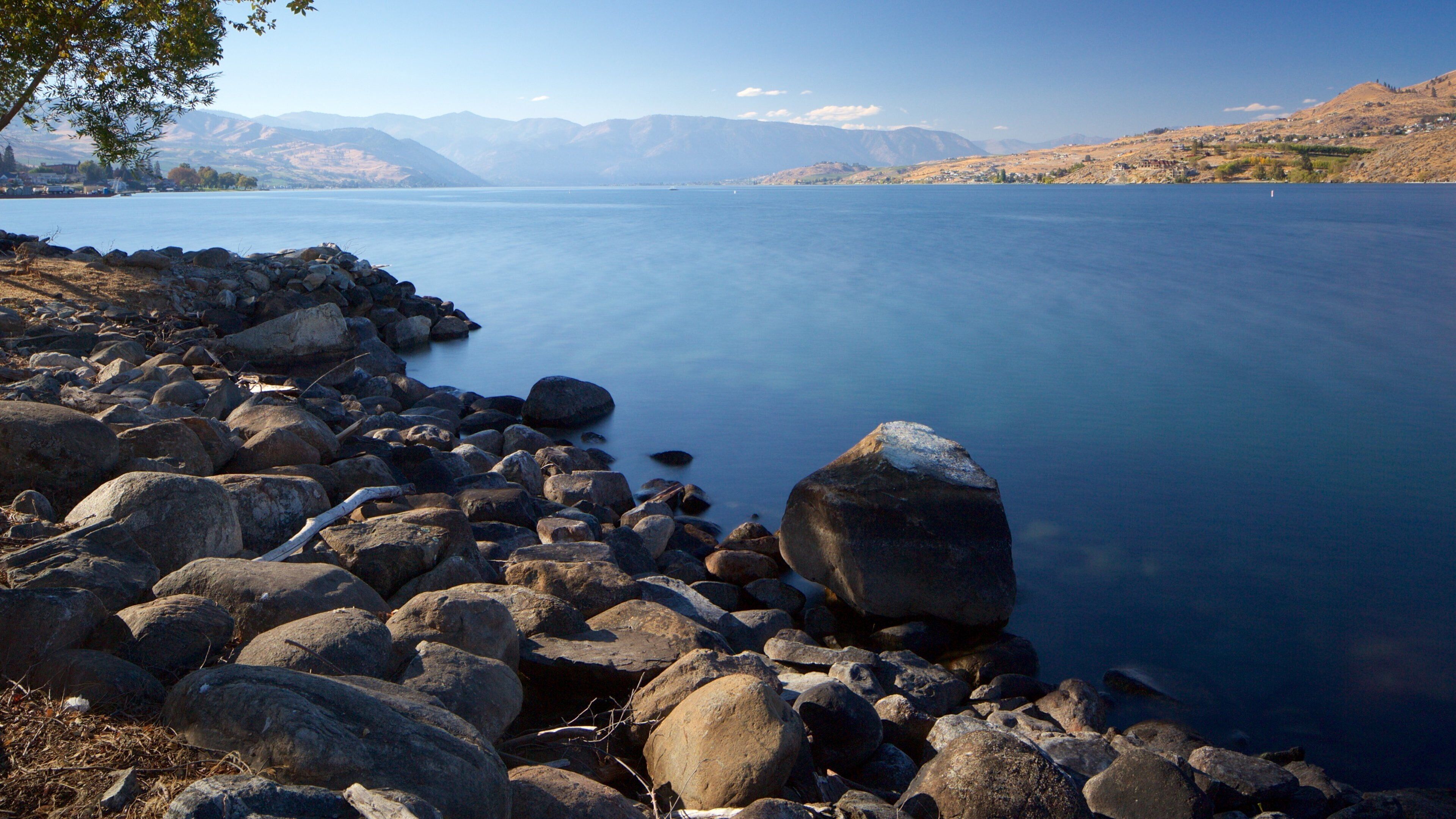 Lake Chelan som viser rolig landskap og innsjø