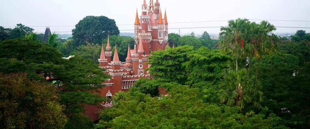 East Jakarta showing heritage architecture, a temple or place of worship and landscape views