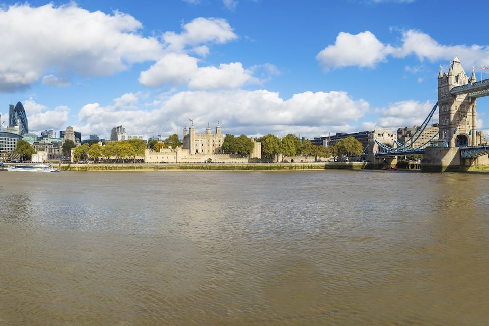 Le Tower Bridge et les Chambres du Parlement à Londres.
