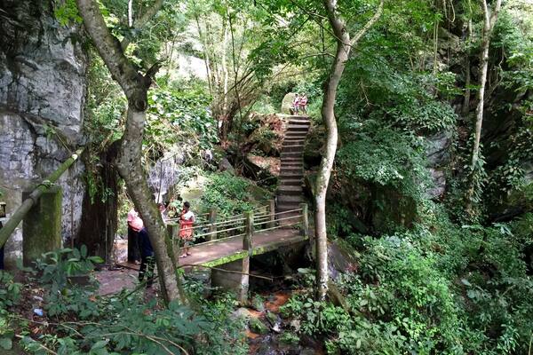 Erin-Ijesha Waterfalls, also known as Olumirin Waterfalls, is said to be the most visited tourist site in Nigeria. I don't know about that, but I do know that it is one more beautiful hike.