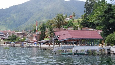 These brick houses come right up to the edge of the volcanic crater lake, Lake Toba. The remains of the prehistoric volcano are absolutely stunning with lush green hills that drop straight into the lake.