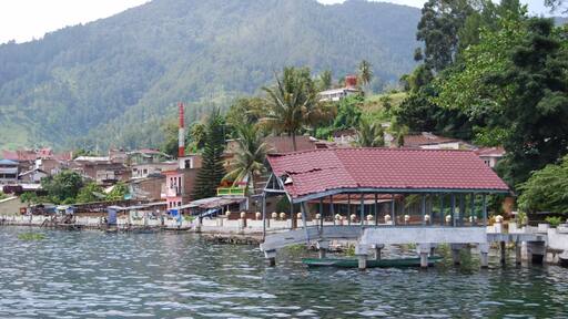 These brick houses come right up to the edge of the volcanic crater lake, Lake Toba. The remains of the prehistoric volcano are absolutely stunning with lush green hills that drop straight into the lake.