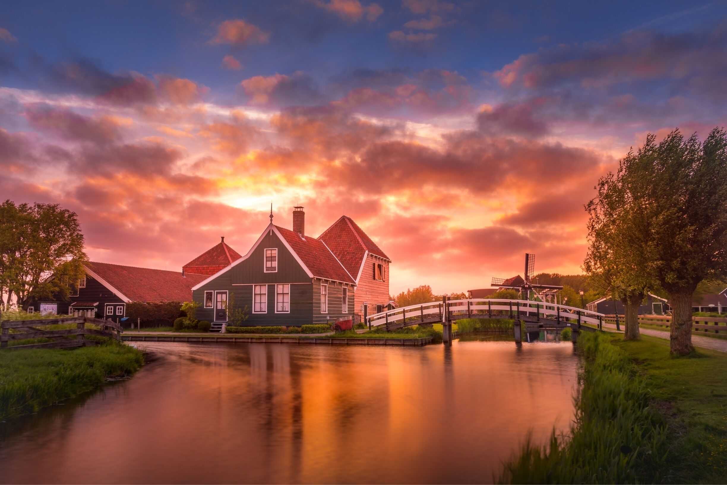 Zaanse Schans: Typical old Dutch style, near Amsterdam
JUST FOLLOW THE PIN TO GET THERE 📌
⬇️⬇️ Make my day and follow me also at: ⬇️⬇️
https://www.instagram.com/mistermirrorless/
https://www.facebook.com/dennisdondersphotography/
https://500px.com/dennisdonders
www.flickr.com/photos/denniskuh1896