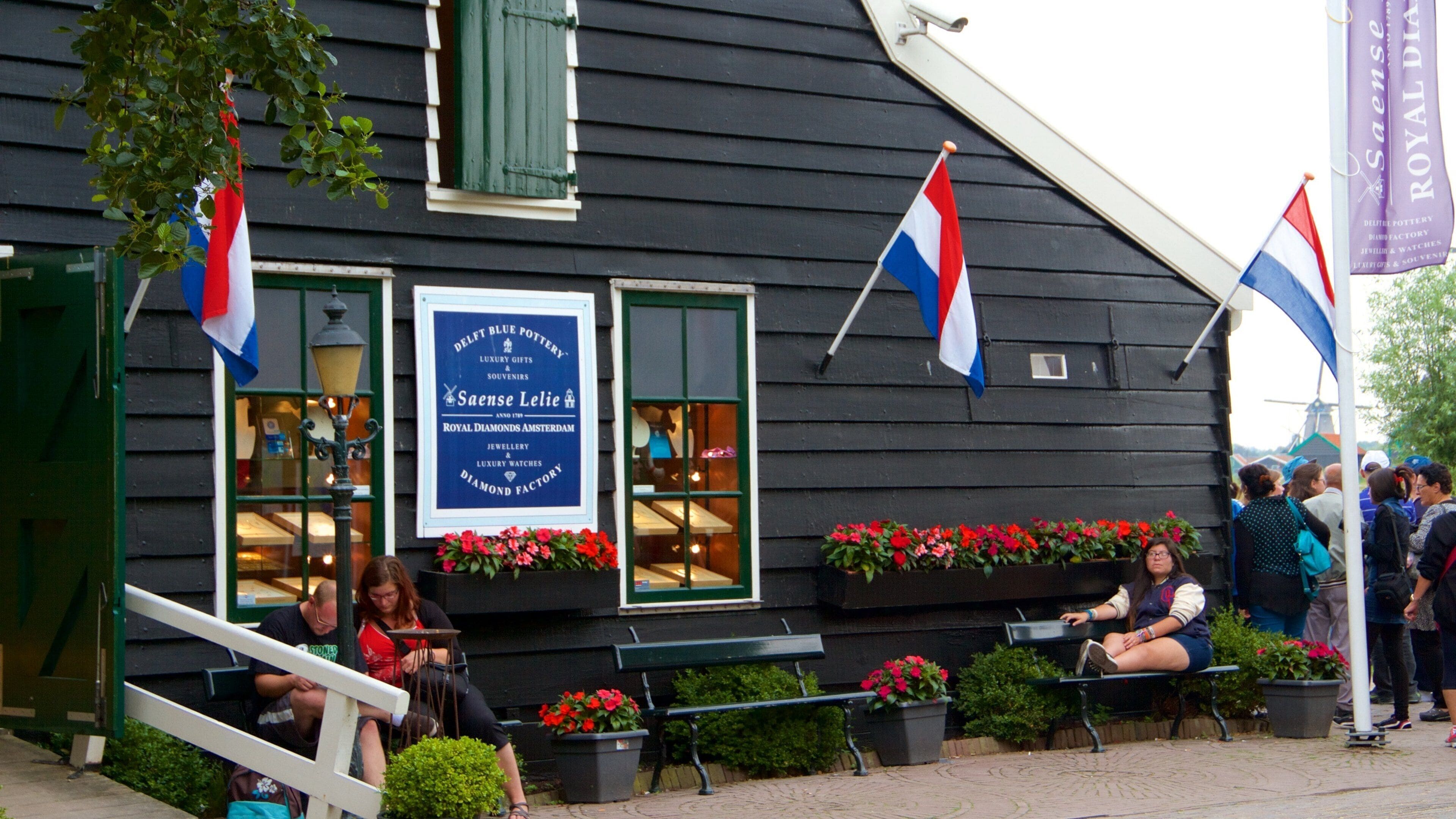 Zaanse Schans showing shopping