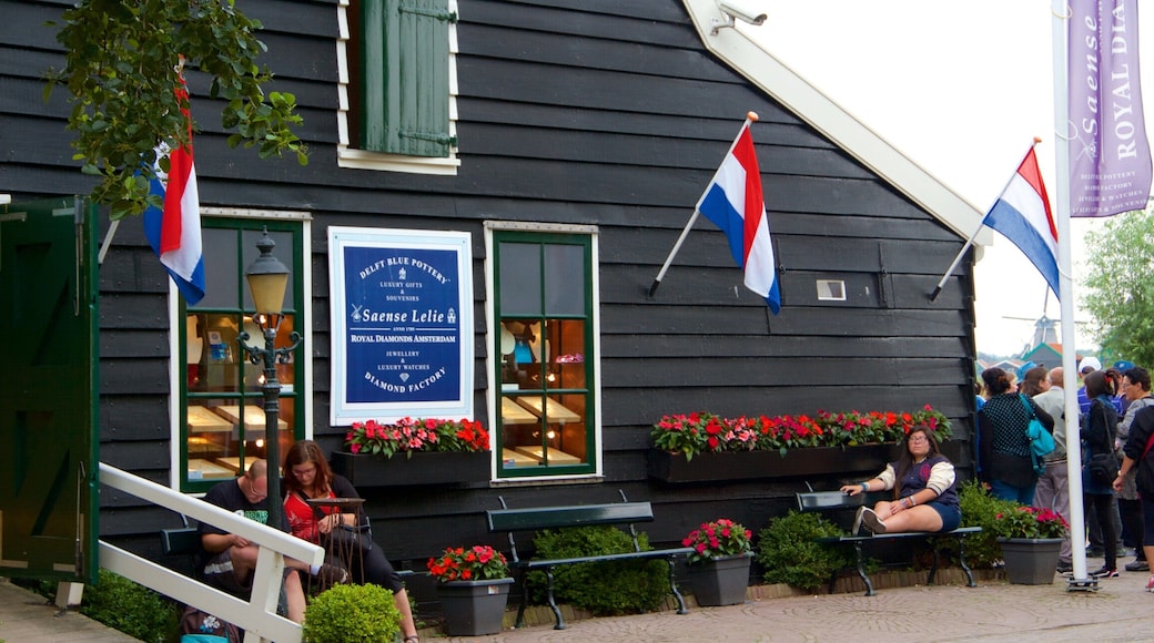 Zaanse Schans showing shopping