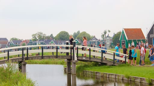 Zaanse Schans caratteristiche di ponte, piccola città o villaggio e lago o sorgente d\'acqua
