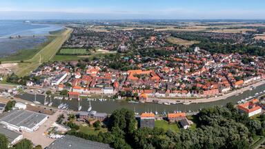 historische Stadtzentrum und Hafen von Glückstadt, Weiter Blick über die Elbe bis zum Kernkraftwerk Brokdorf, Fähre nach Wischhafen, Windräder am Horizont, Schleswig-Holstein, Deutschland
