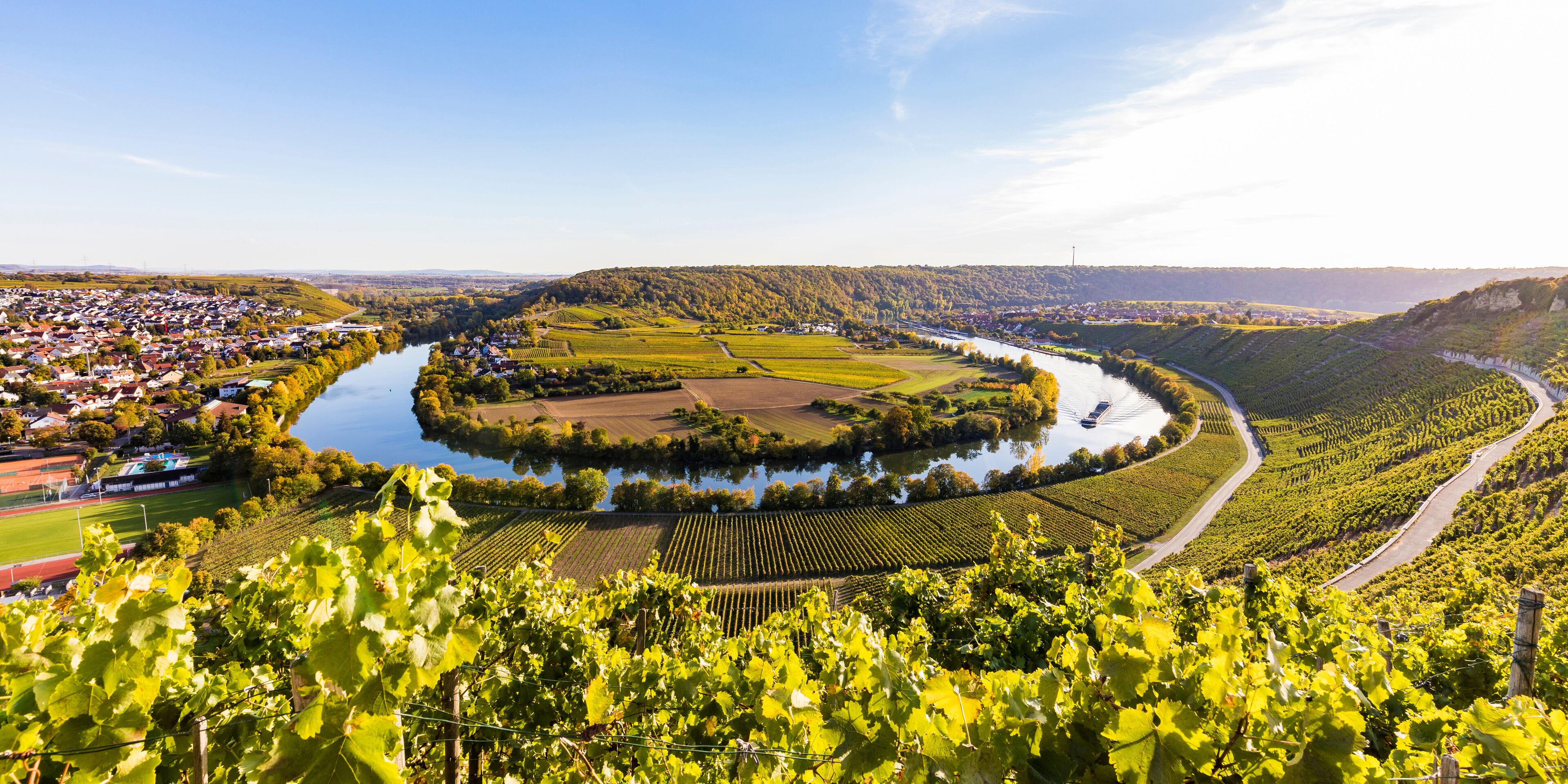 Germany, Baden-Wuerttemberg, Mundelsheim, Neckar river loop and vine yards