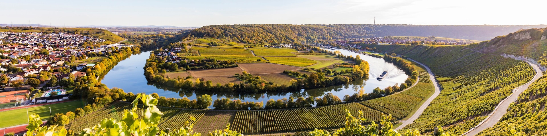 Germany, Baden-Wuerttemberg, Mundelsheim, Neckar river loop and vine yards