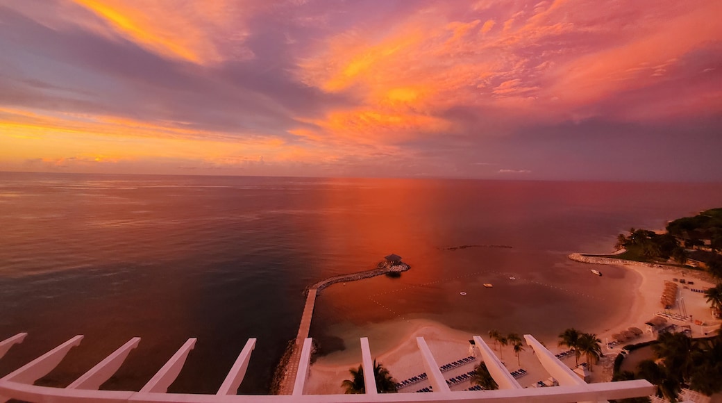 "Red sky at night..." Pause & soak in the unreal sunsets in Mobay #sunsets #jamaica #sky #familytravel