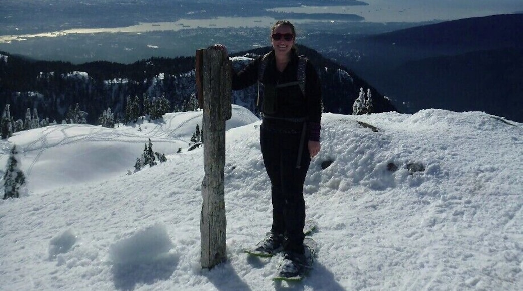 On top of First Peak at Mount Seymour Provincial Park with North Vancouver & Vancouver in the background.
Lots of awesome snowshoe trails in the backcountry - but be prepared!
#snow #snowshoe #canada #vancouver