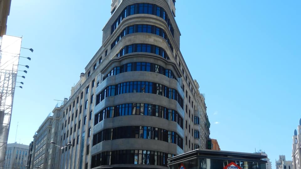 Испанский вариант дома-утюга