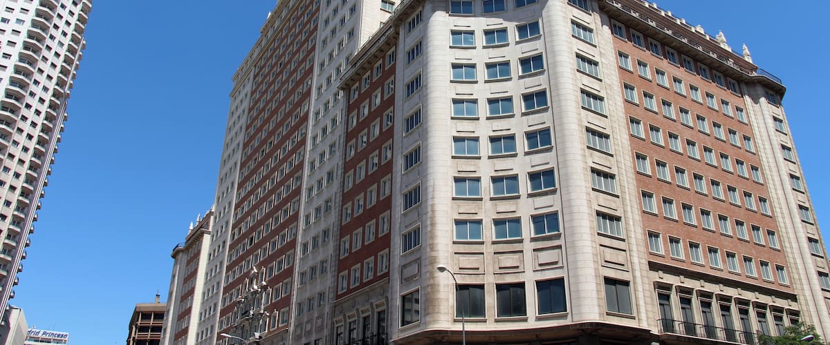 Malasaña | Plaza de España The neo-baroque building formerly housed the Hotel Plaza, offices, apartments, a shopping centre, and a rooftop pool. Arch. Julián Otamendi 1948-53 In June 2017, the Spanish RIU Hotels chain acquired the building, with plans to reopen it as a hotel in 2019.