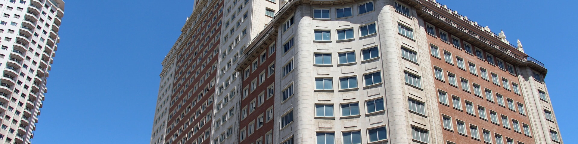 Malasaña | Plaza de España The neo-baroque building formerly housed the Hotel Plaza, offices, apartments, a shopping centre, and a rooftop pool. Arch. Julián Otamendi 1948-53 In June 2017, the Spanish RIU Hotels chain acquired the building, with plans to reopen it as a hotel in 2019.