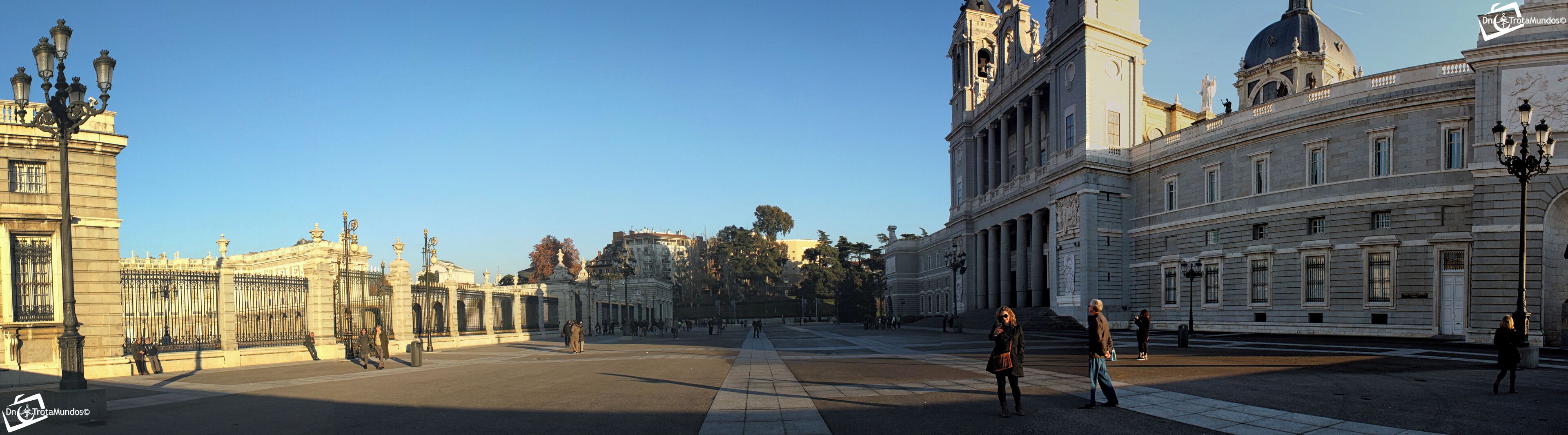 La Plaza de la Armería, flanqueada por el Palacio Real (izquierda) y la Catedral de la Almudena (derecha)