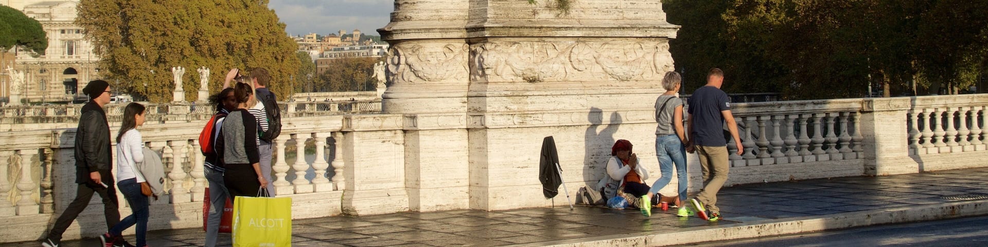 Roma ofreciendo un puente y también un pequeño grupo de personas