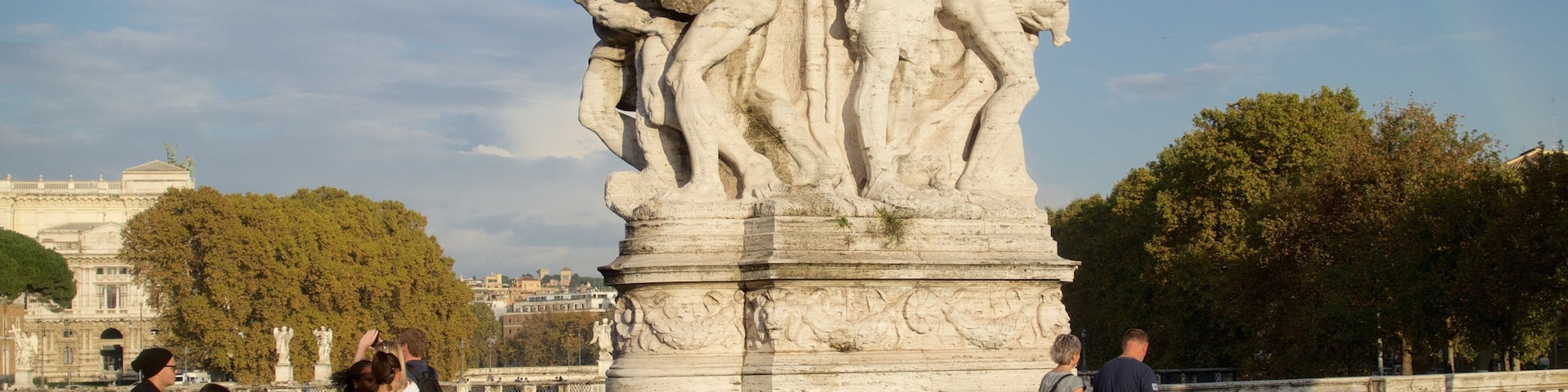 Roma mostrando uma ponte assim como um pequeno grupo de pessoas