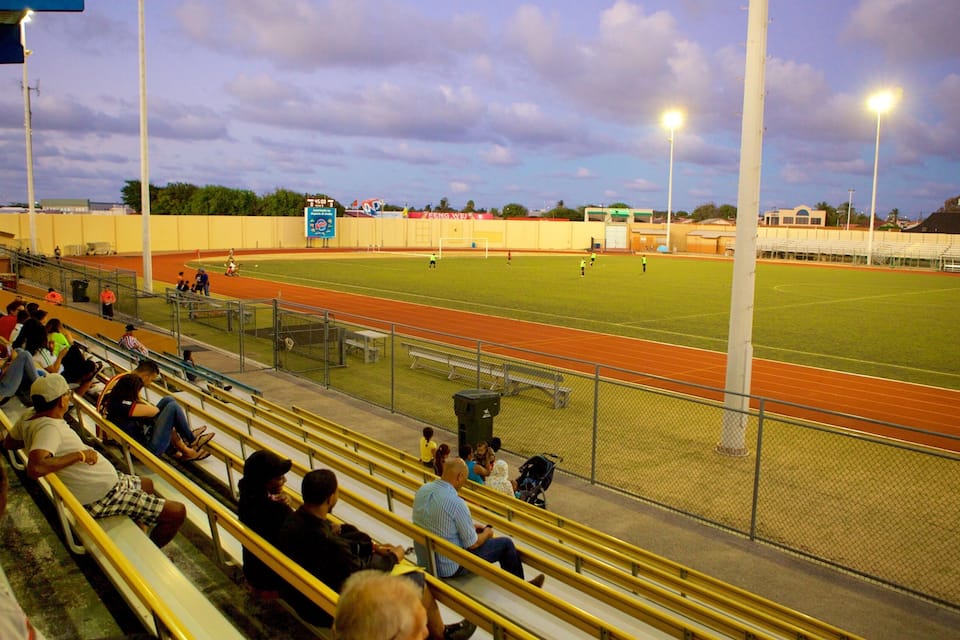 Stadion, jossa on juoksurata, katsomot ja pelikenttä.