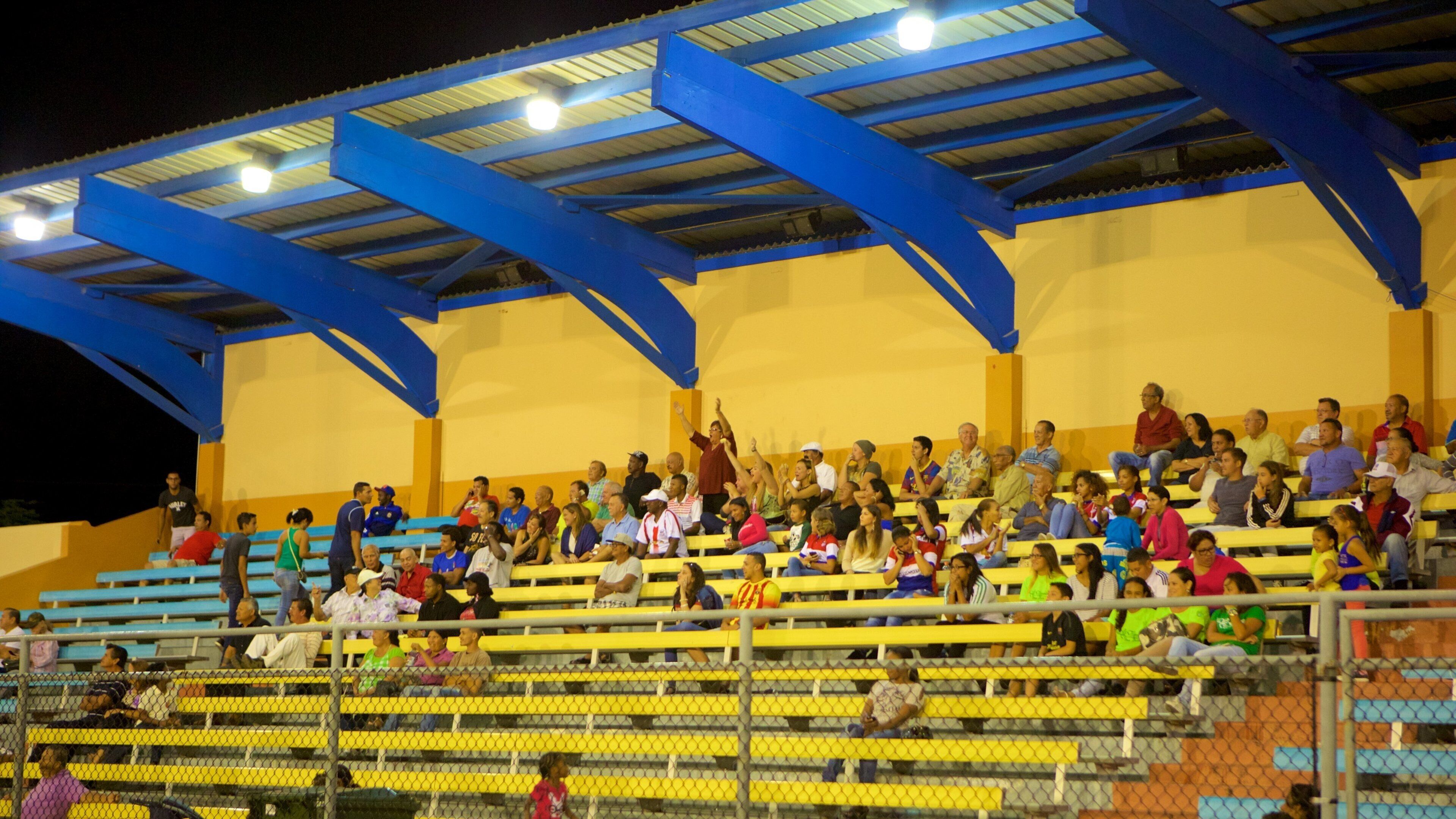 Oranjestad assim como um grande grupo de pessoas