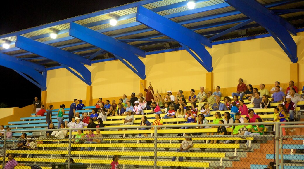 Oranjestad assim como um grande grupo de pessoas