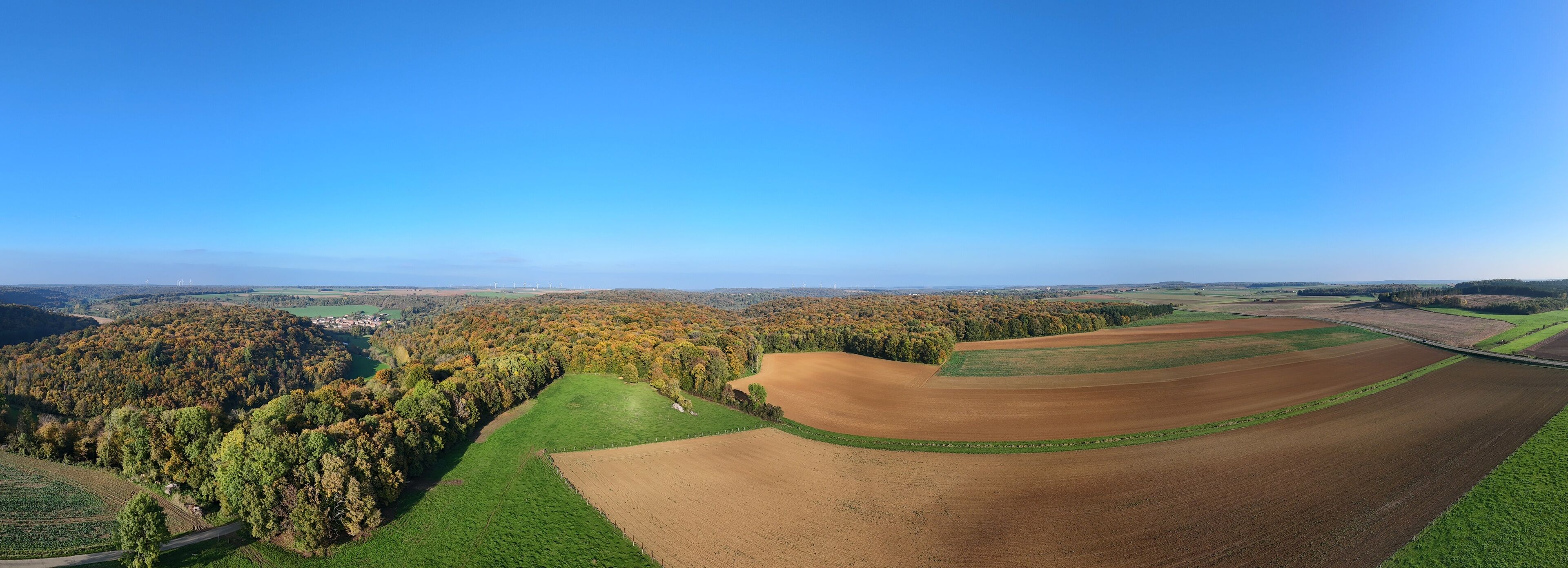 vue aérienne panoramique autour du village de Colmey en Meurthe et Moselle , Lorraine. Paysage campagnard sur les champs et les forêts au début de l'automne