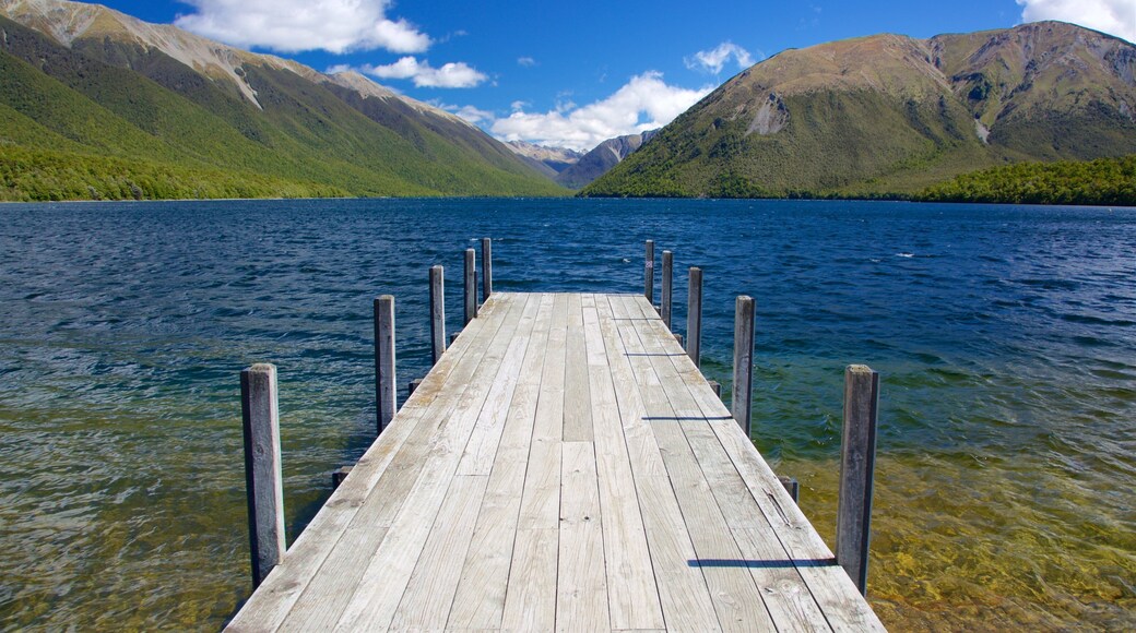 Tasman Region showing a lake or waterhole