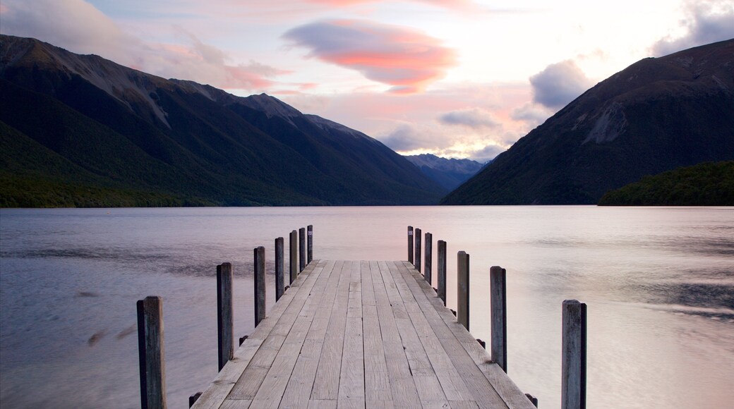 Tasman Region showing a sunset and a lake or waterhole