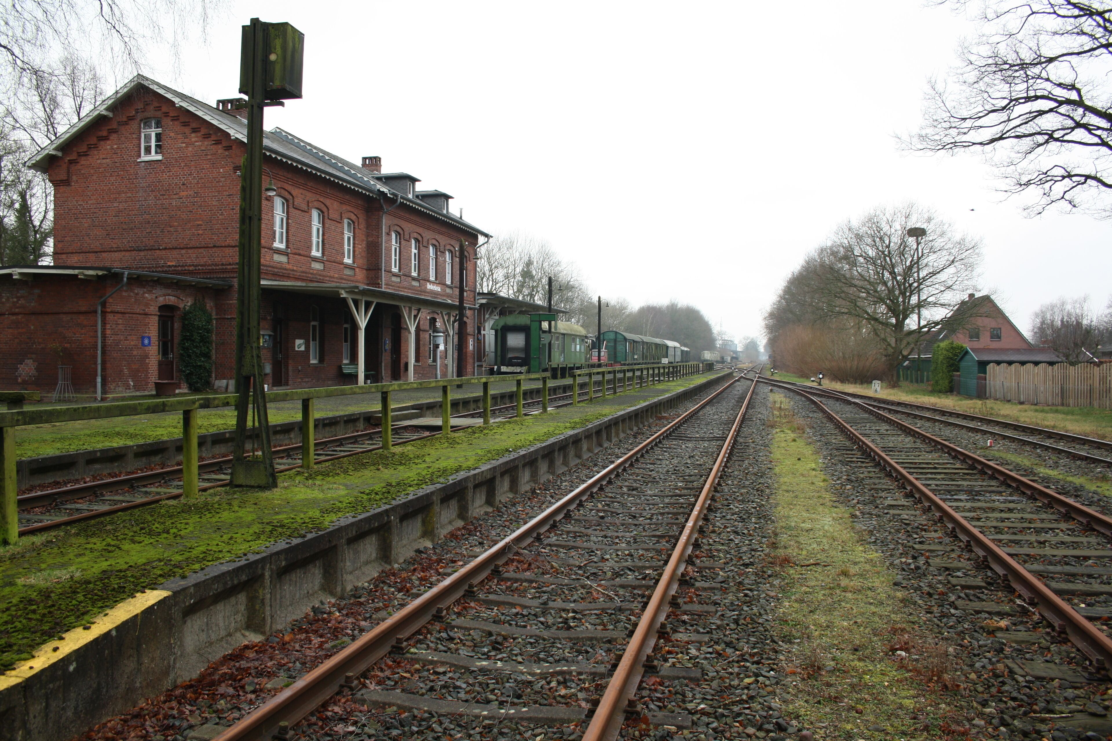 Bahnhof Bederkesa, Blick auf Bahnsteige und Bahnhofsgebäude