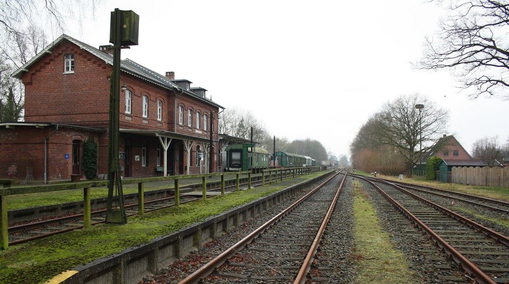 Bahnhof Bederkesa, Blick auf Bahnsteige und Bahnhofsgebäude