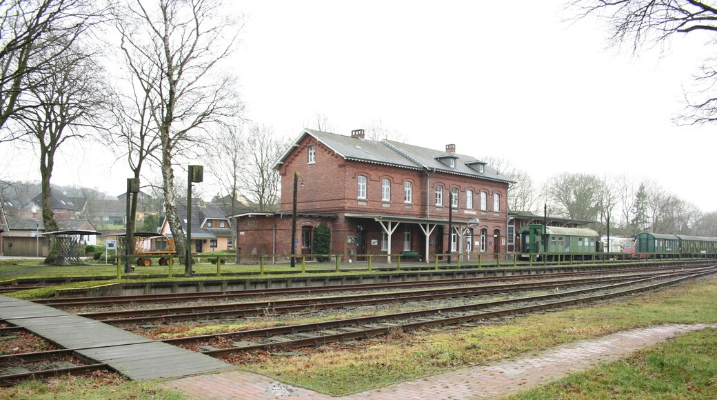 Bahnhofsgebäude, Bahnsteige und abgestellte Wagen im Bahnhof Bederkesa; Blick Richtung Südwesten