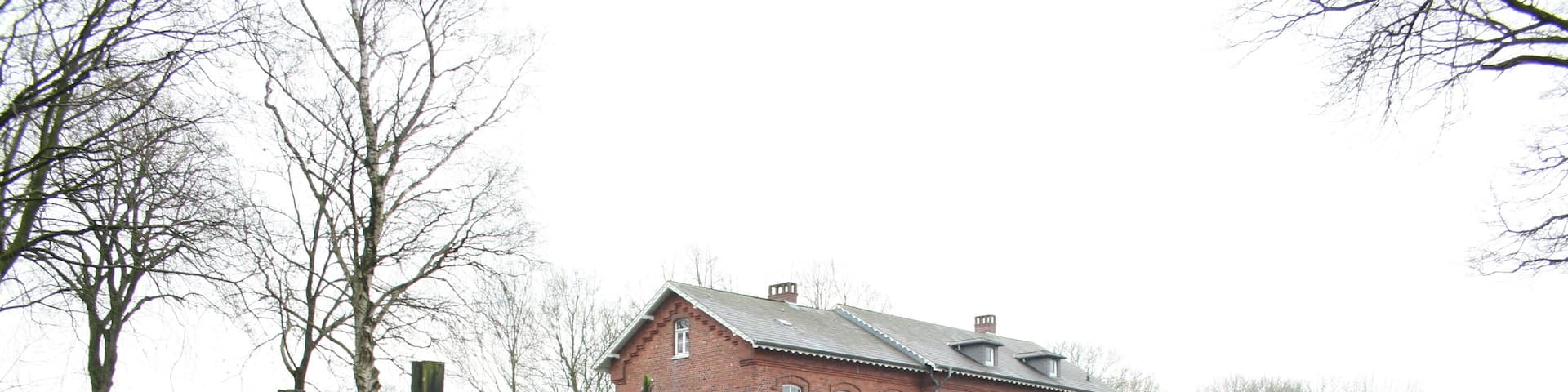 Bahnhofsgebäude, Bahnsteige und abgestellte Wagen im Bahnhof Bederkesa; Blick Richtung Südwesten