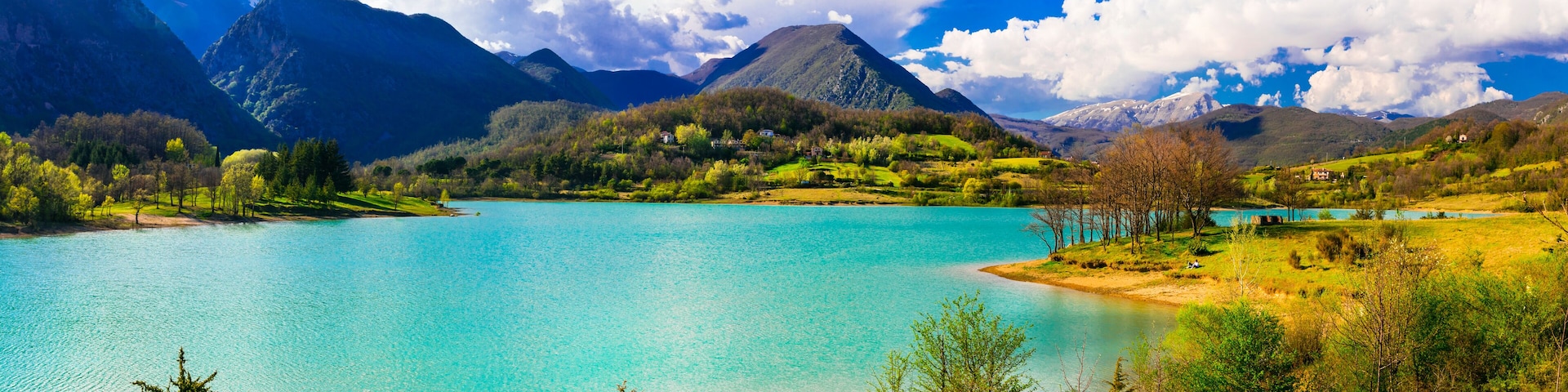 Beautiful autumn landscape with turquoise lake Lago di Castel San Vincenzo in Molise, Italy