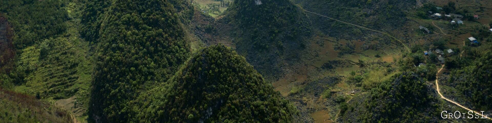 In the mountains just outside the city of Dong Van.
#vietnam #seasia #asia #travel #vietnamnature #instagood #natgeo #northernvietnam #countryside #motorbike #motorbiketrip #motorbiketrip2018 #exploretheworld #explorer #viewpoint #adventurer #dji #djigloble #djimavicpro #adventurethatislife #adventureisoutthere #adventureawaits #mountains #mountainviews #vietnammountains #dailylifeinvietnam