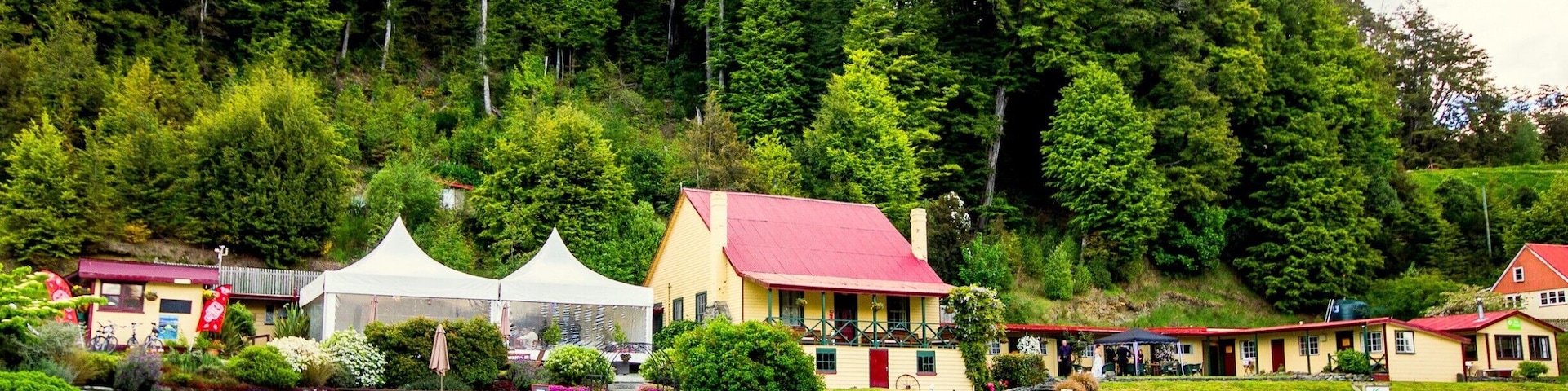 A delightful spot alone at the end of a stunning drive. Gorgeous views, delicious food (kids menu too), comfy beds across a variety of room types and all affordable, even for backpackers. Kitchen available for guests to use but only a small shop to buy food. Fantastic hot tub up the back of the property, perfect for starry nights.
Kayaks for use in summer. Bikes and fishing rods for hire all year. Tree house on the beach. Tons of activities in the area, especially walks.
#KidsFun #NewZealand #ThingsToDoInNewZealand