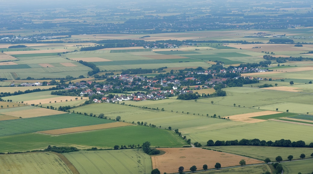 Fotoflug Sauerland-Nord: Anröchte-Altengeseke, dahinter Enkesen im Klei (Ortsteil von Bad Sassendorf) und Bad Sassendorf; Blickrichtung Nordwest.