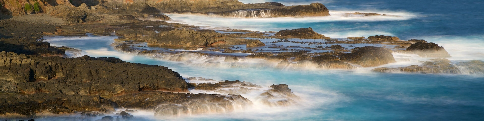 Phillip Island que inclui ondas, uma baía ou porto e litoral acidentado