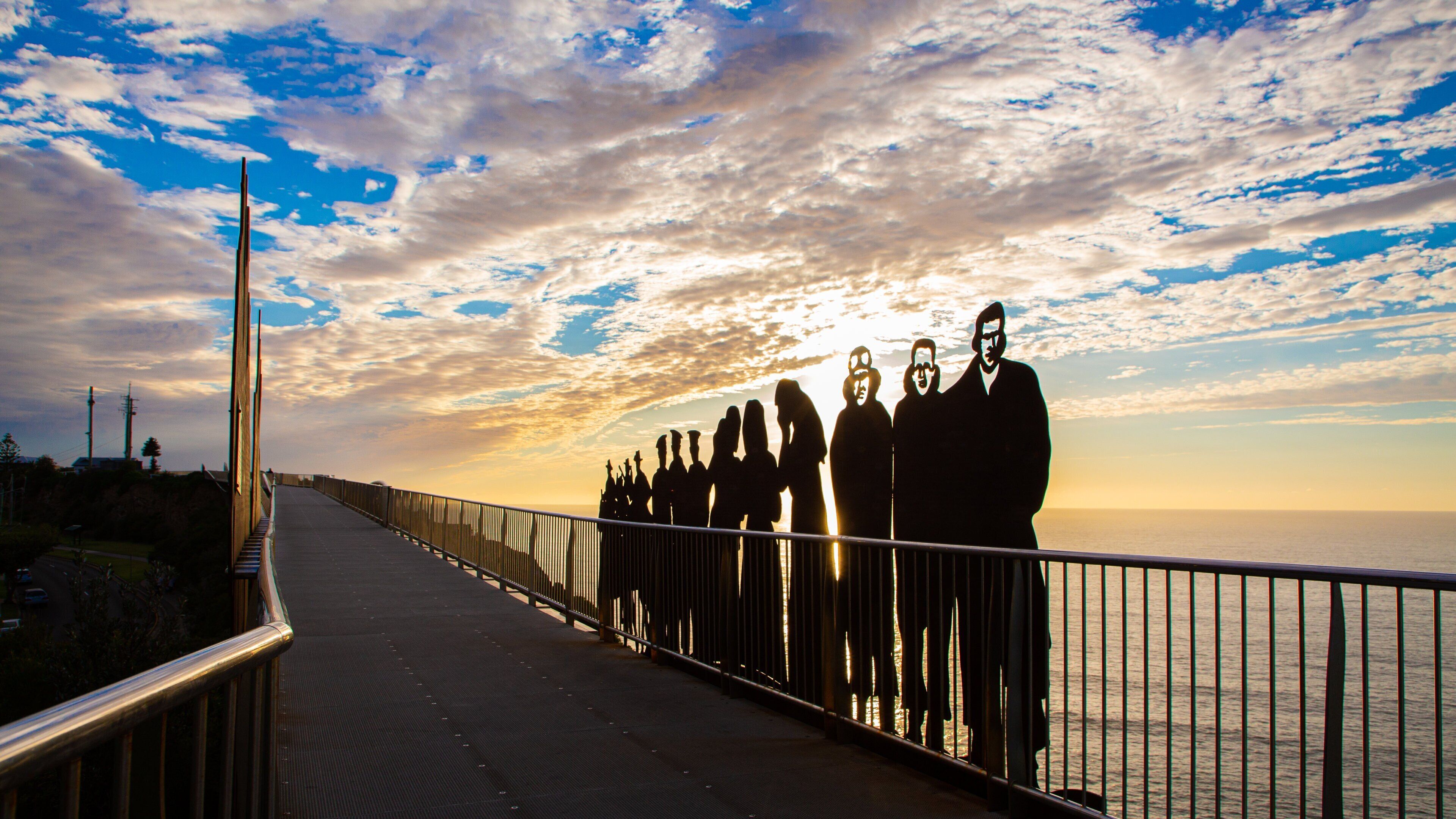 ANZAC Memorial Bridge showing outdoor art, general coastal views and a sunset