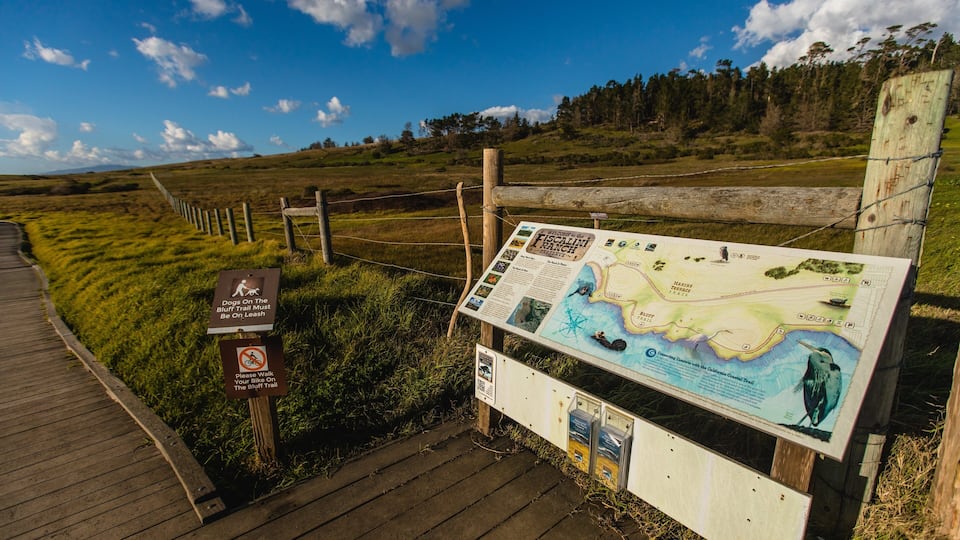 Fiscalini Ranch Preserve featuring signage and tranquil scenes