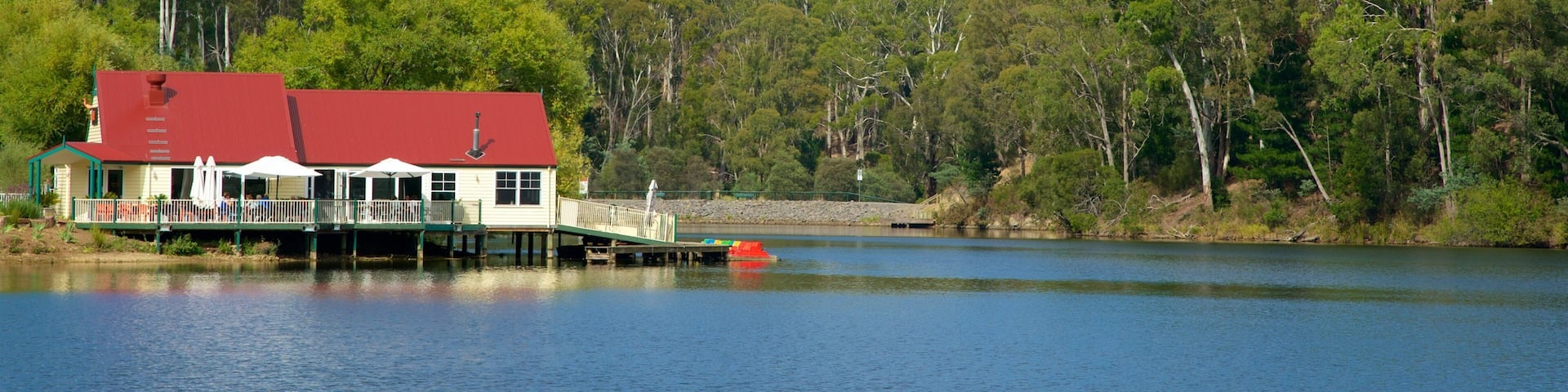 Daylesford showing a lake or waterhole and a house